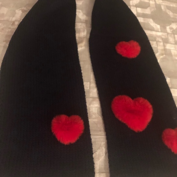 Host pick❤️BCBG faux fur heart scarf navy blue and red - Picture 5 of 6